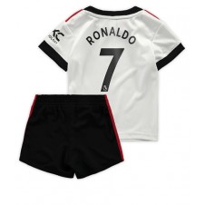 Manchester United Cristiano Ronaldo #7 Bortaställ Barn 2022-23 Korta ärmar (+ Korta byxor)